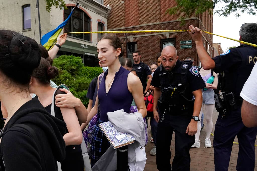 Covelli dijo en una conferencia de prensa que el hombre armado aparentemente usó un “rifle de alto poder” para disparar desde un lugar en lo alto de un edificio donde era “muy difícil de ver”. Dijo que el rifle fue recuperado en la escena.
<br>
<br>En la fotografía, jóvenes son escoltados por oficiales de policía mientras cruzan bajo cinta policial después del tiroteo.