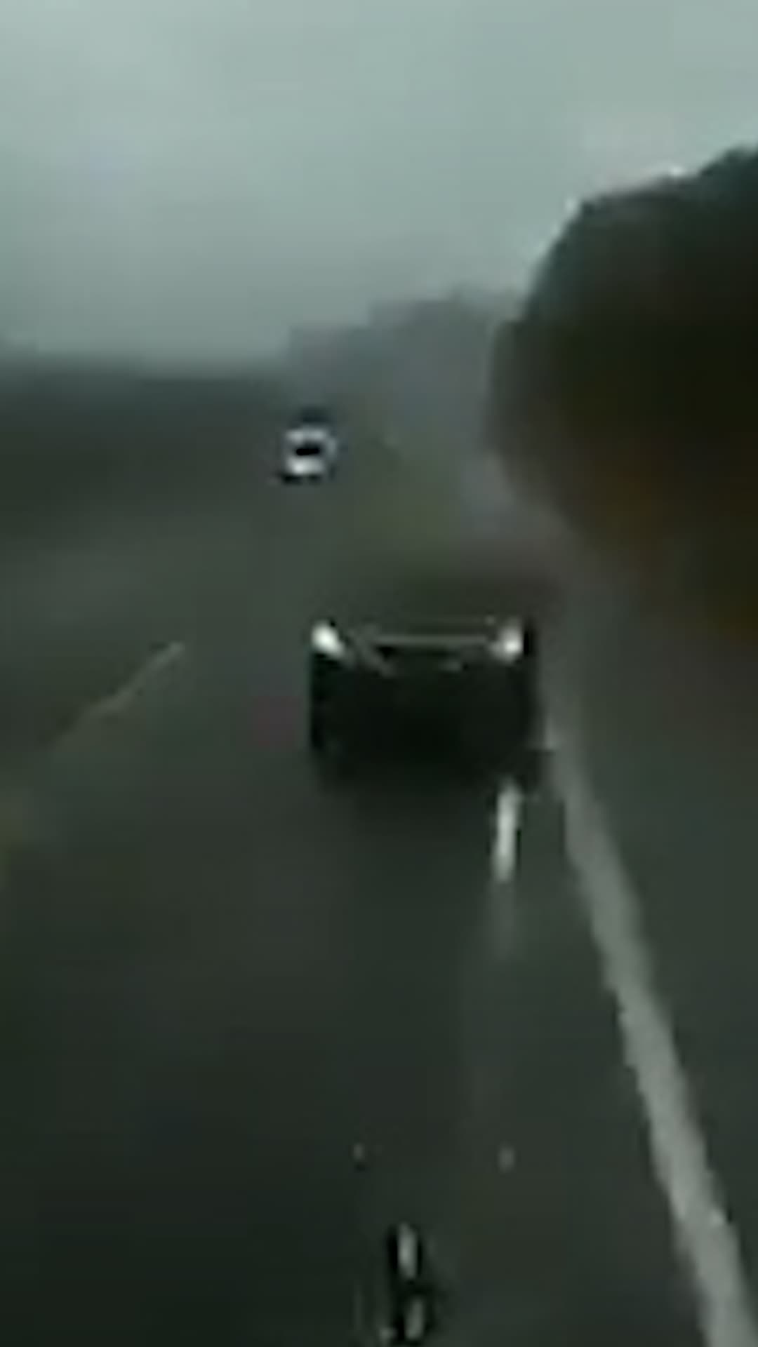 Un automóvil provocó un accidente al invadir el carril contrario mientras realizaba una maniobra de rebase
