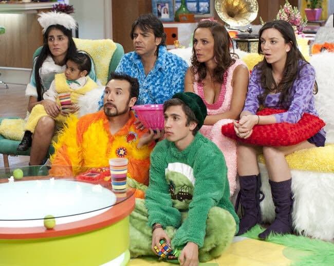 ¿Te acuerdas de la rara de la familia? Claro, ella era 'Bibi P.Luche', una adolescente que era inteligente, honesta, responsable, y hermosa, es decir todo lo contrario a su alocada familia. La frase que todos le decían cada vez que ella decía una buena idea era "Bibi, ¿por qué no eres una niña normal?".