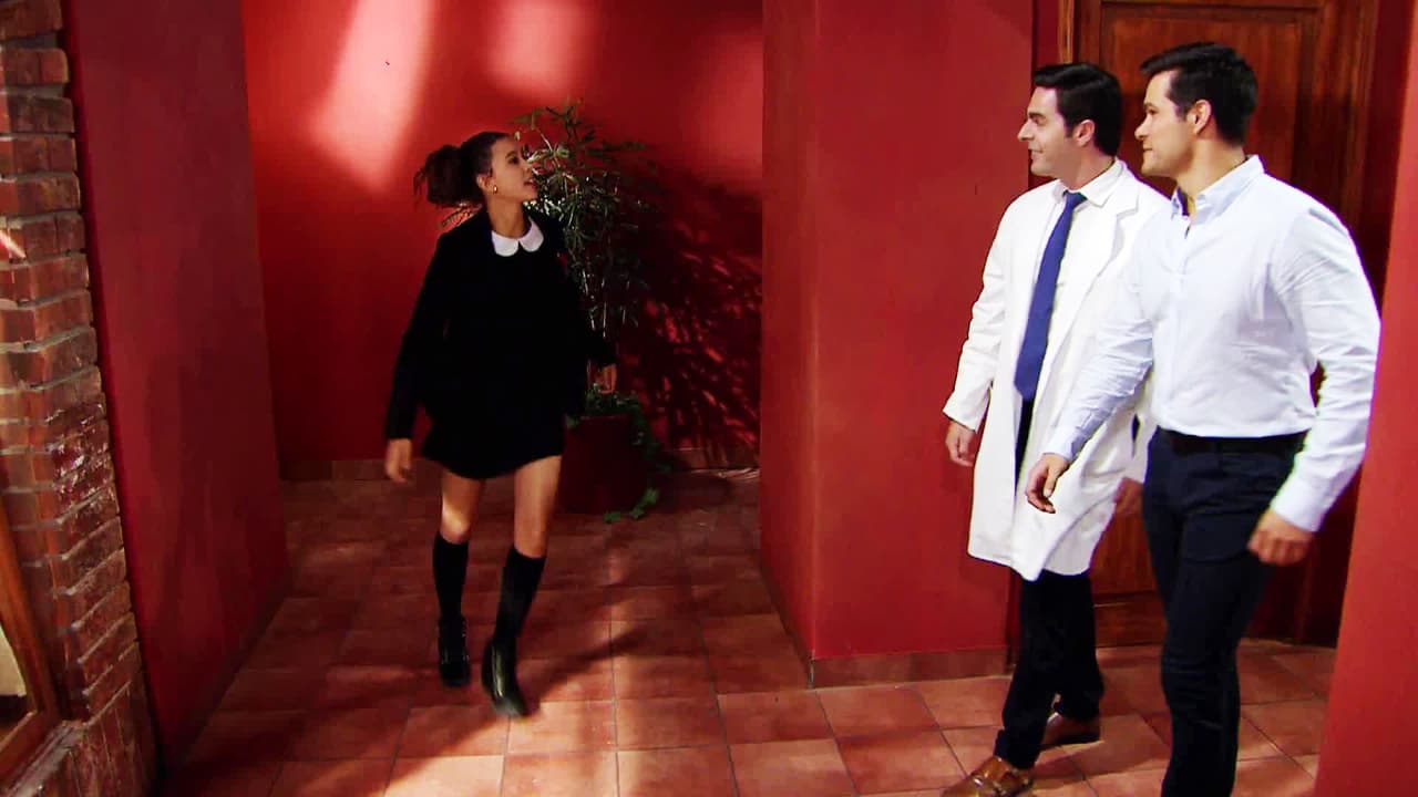 Javier llegó a la vida de Fernanda para ayudar a su padre.