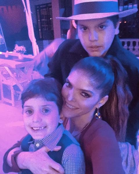 Por otro lado, José Emilio tiene 14 y es el más apegado a la cantante, pues desde que era bebé fue criado por ella.