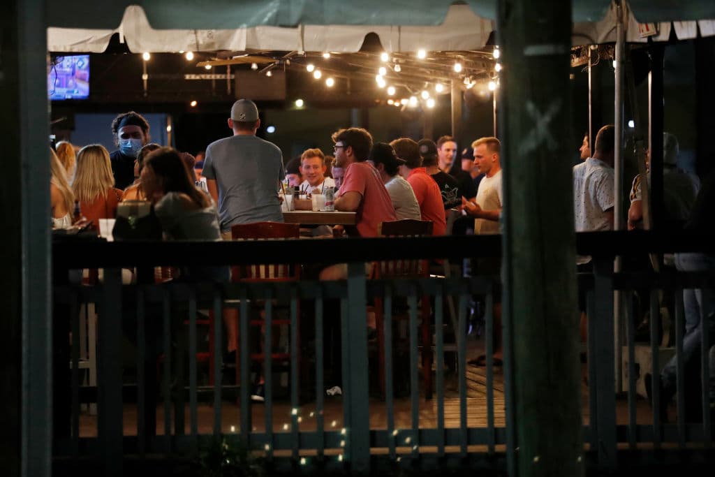 Los bares en el condado de Bexar pudieran cerrar muy pronto por el alza en la tasa de positividad de contagios por coronavirus