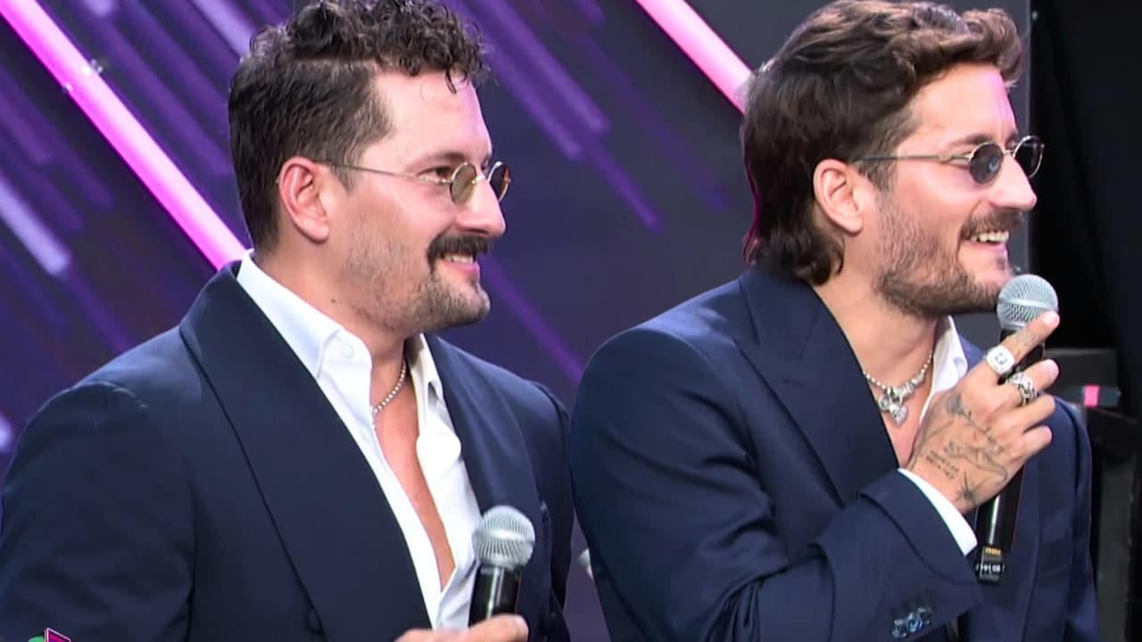 Mau y Ricky se ponen a "farmear aura" en plena alfombra de Premios Juventud