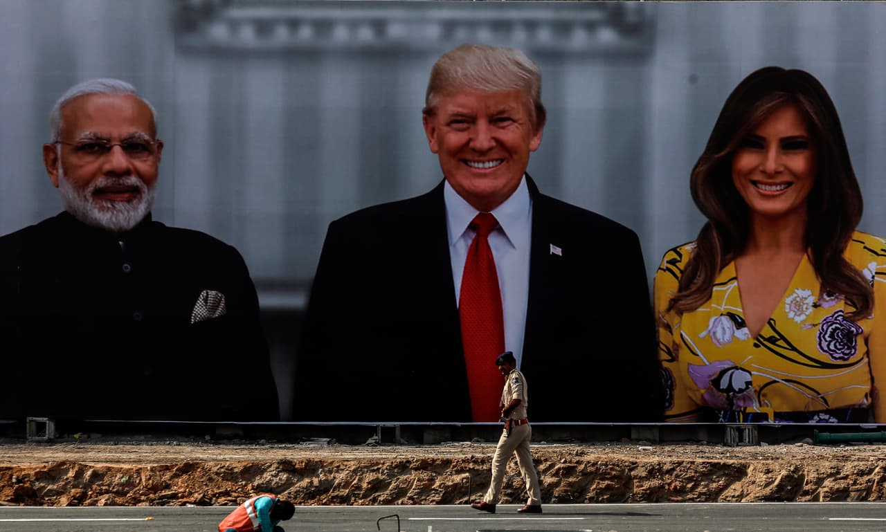 El recibimiento a Trump ha sido considerado como una de las mayores manifestaciones públicas hechas de este tipo en ese país. "India espera tu llegada", publicó en Twitter el premier Narendra Modi, al tiempo que aseguró que está visita va a fortalecer aún más la amistad entre las naciones. "Nos vemos muy pronto en Ahmedabad", agregó Modi.