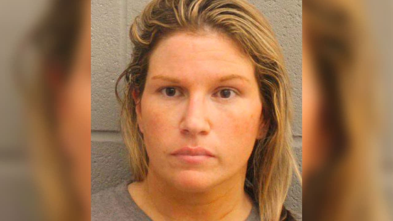 Arrestan a madre acusada de dejar a su hijo de 3 años en el auto mientras ella compraba en Target