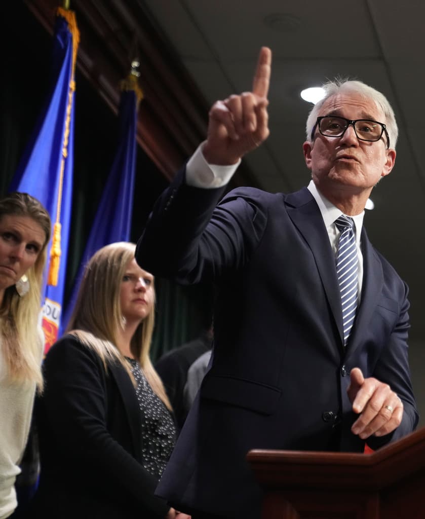 El abogado Mark Geragos enfatizó que no se trató de
<b><a href="https://www.univision.com/local/los-angeles-kmex/habla-el-fiscal-george-gascon-tras-polemica-decision-que-puede-liberar-a-los-hermanos-menendez-video" target="_blank">una movida política del fiscal de Los Ángeles, George Gascón (en la foto)</a></b>. Junto a varios miembros de la familia Menéndez, el defensor legal de Lyle y Erik explicó que el proceso hacia la reconsideración de sentencia comenzó "mucho antes" de la época de elecciones.