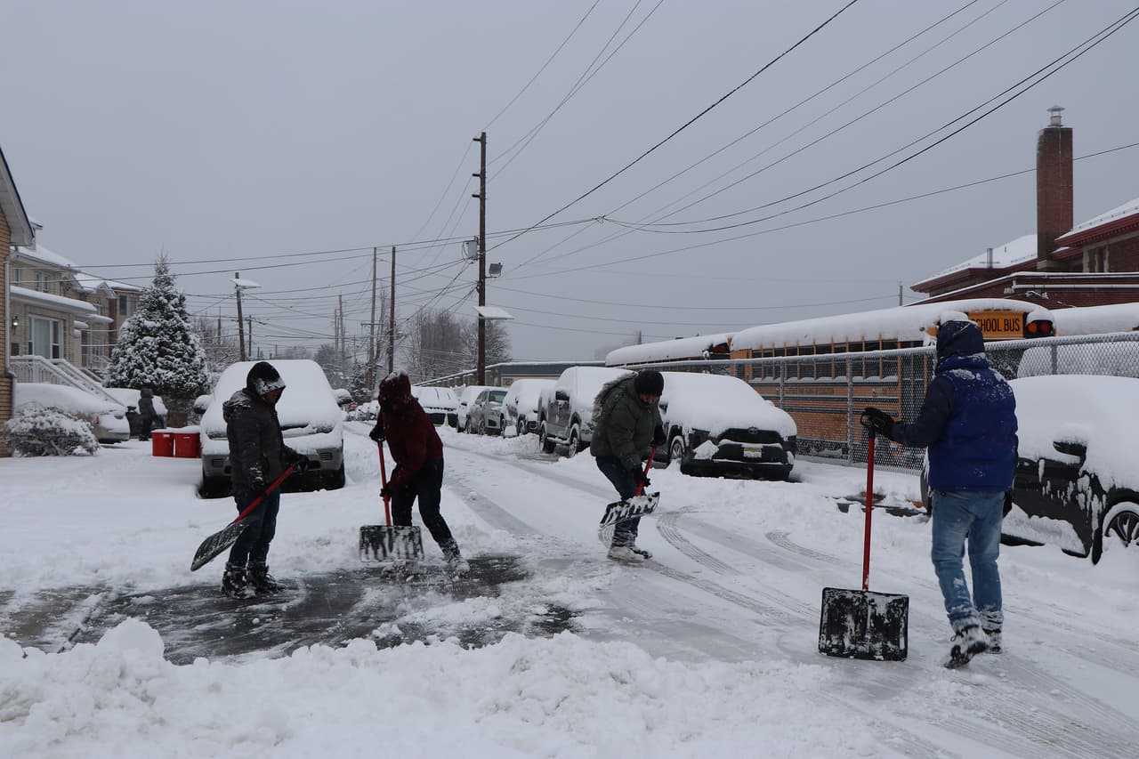 La ciudad de Nueva York mantuvo abierto su sistema de escuelas públicas, el más grande del país.
<br>
<br>“Los niños necesitan estar en la escuela, no podemos perder más días”, dijo Eric Adams, alcalde de la ciudad.
<br>
<br>En la fotografía, residentes palean la nieve en una calle nevada en la Gran Manzana.
<br>
