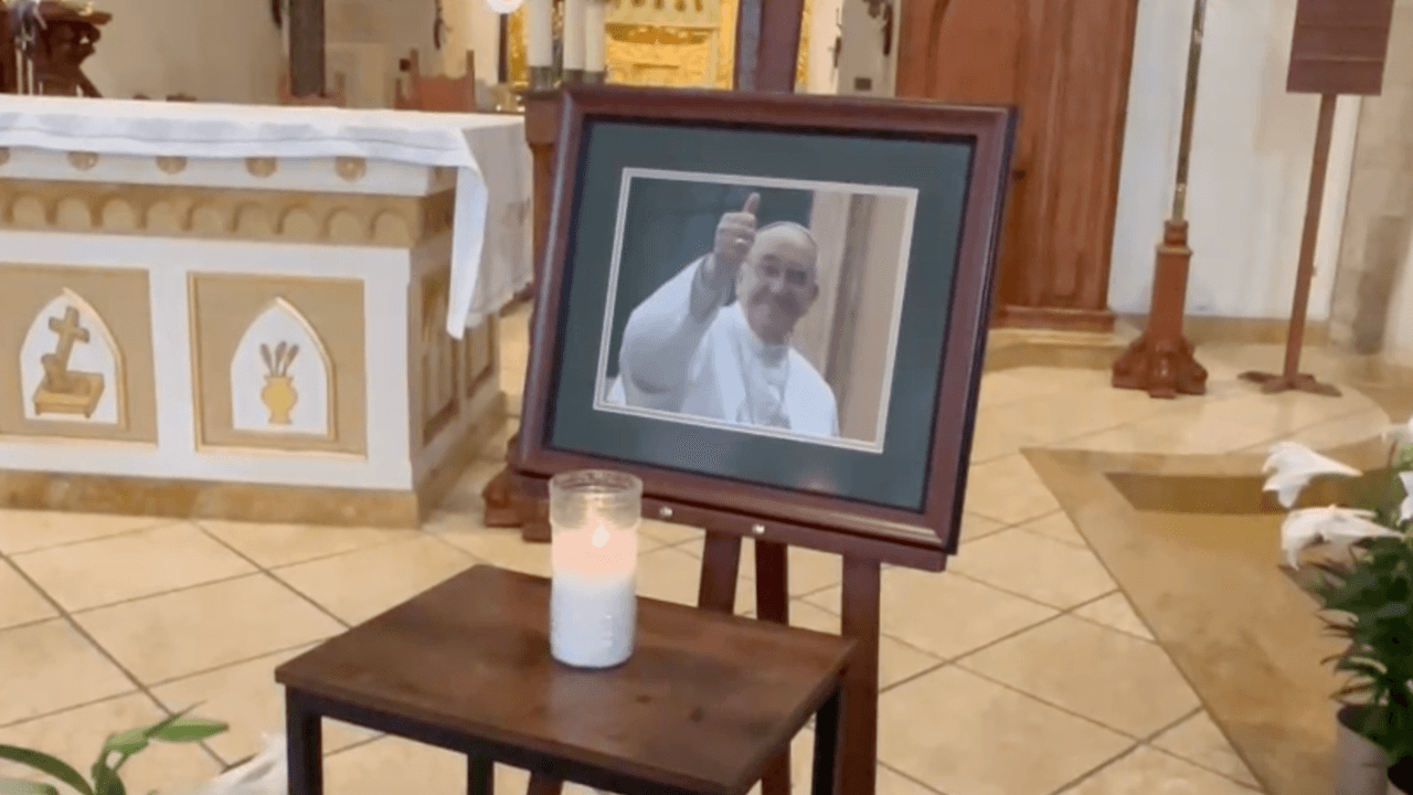 García-Siller ofreció una misa al mediodía de este lunes para todos los fieles, en memoria del máximo jerarca de la Iglesia católica. “Nos enseñó a vivir los valores del evangelio, con fidelidad, valentía y amor universal”, dijo García-Siller.