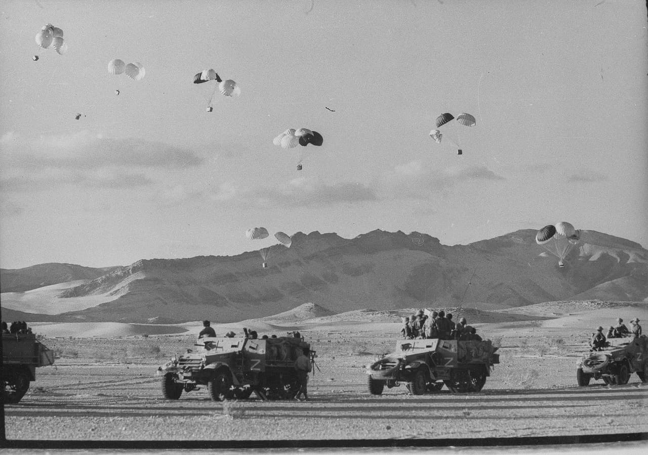 Suministros lanzados en paracaídas sobre el ejército israelí en el desierto del Sinaí, donde combatió contra las fuerzas egipcias.