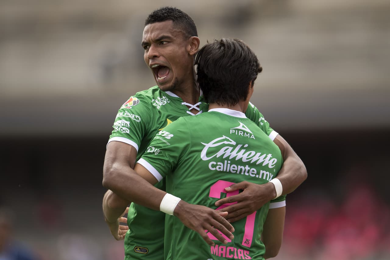 Pumas 1-2 León. Con goles de Macías y Tesillo, para La Fiera; por los locales descontó Carlos González.