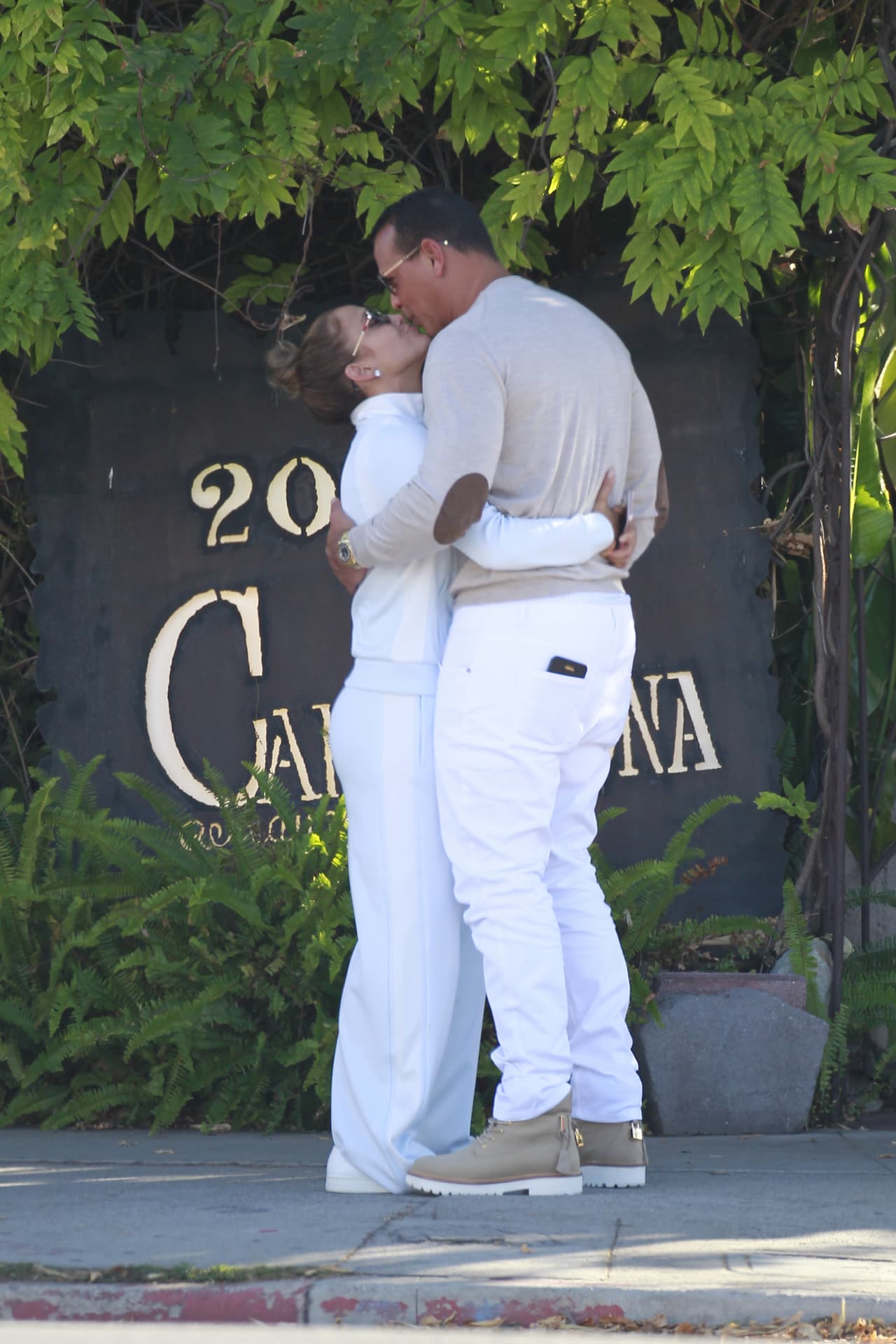 JLo ya tiene el anillo, ahora la pregunta será ¿Y la boda pa' cuándo?
<br>