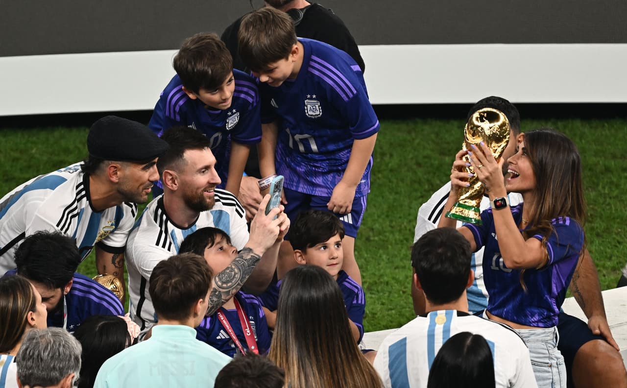 Messi y Antonela han sido tendencia en redes sociales por el momento en que el número 10 de Argentina le presta el trofeo a su esposa y él mismo le toma fotografías con su celular.