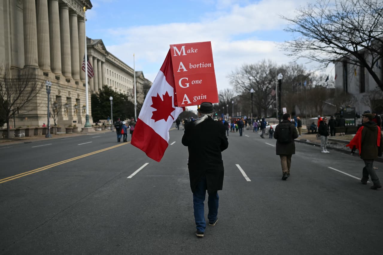 Otro cartel como este que dice "Haz que el aborto desaparezca de nuevo" haciendo alusión a las leyes que existen en algunos estados sobre los derechos reproductivos de las mujeres.