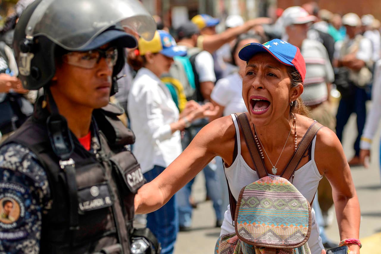 En medio de la demostración, múltiples manifestantes intentaron comunicarse con oficiales de la Policía Nacional Bolivariana, que bloquearon las vías.