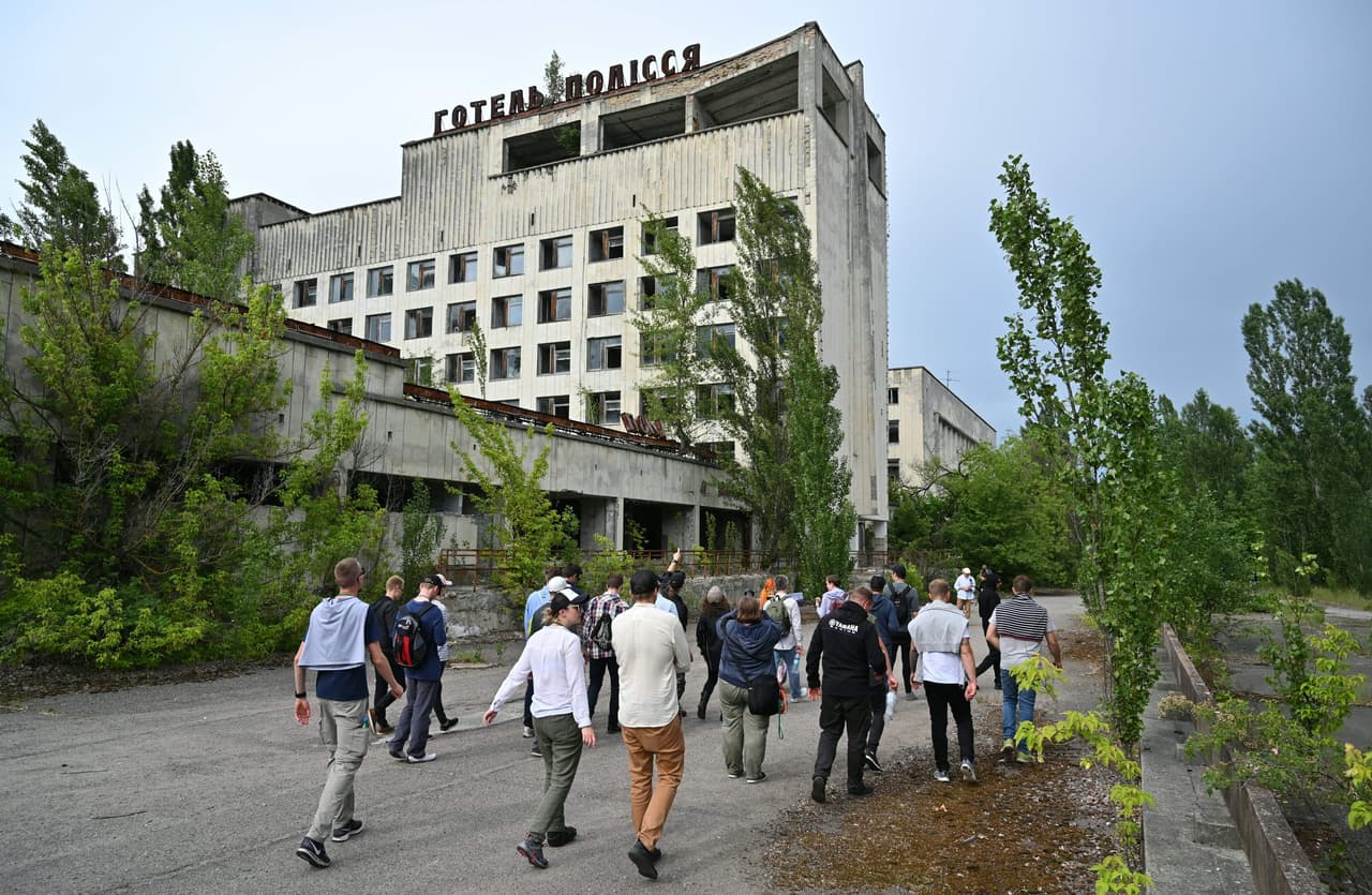 La serie de HBO se basa en historias reales de algunos de los residentes de Pripyat, ahora una ciudad fantasma que es recorrida por grupos de turistas. La catástrofe nuclear de Chernóbil es considerada, junto a la ocurrida en la central de Fukushima (Japón) en 2011, como la más grave de la historia según la Escala Internacional de Accidentes Nucleares.