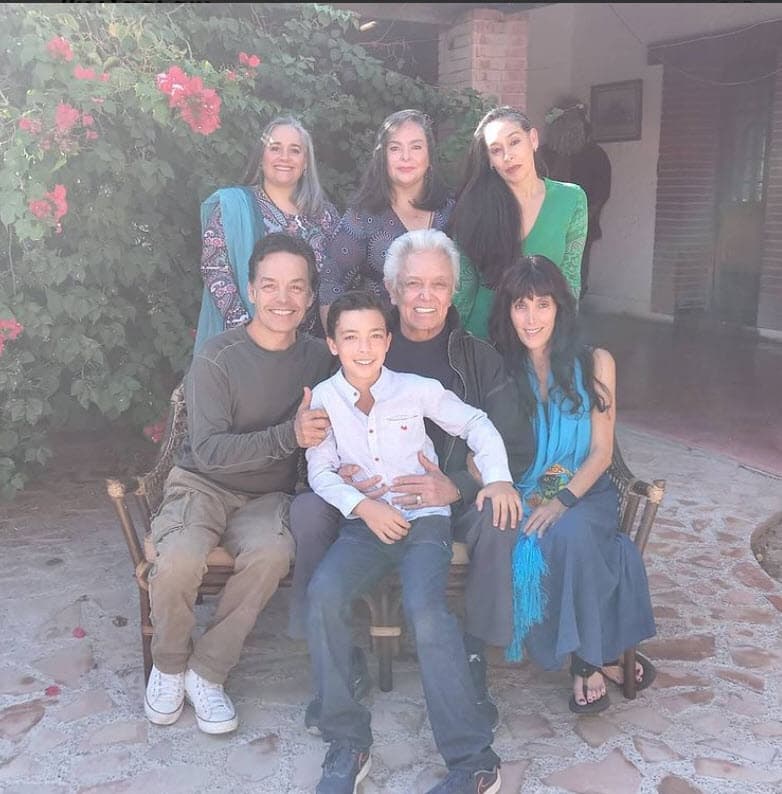 Después vendría otro matrimonio con María del Rosario Hoyos con quién tuvo tres hijas: Mónica, Rosario y Daniela.
<br>