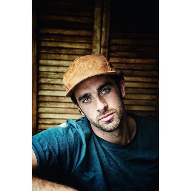 Desde aquí le enviamos nuestros buenos deseos.