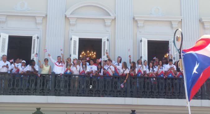 En una caravana para celebrar la Fiesta Olímpica, los atletas que representaron a Puerto Rico en las olimpiadas comparten con su pueblo.