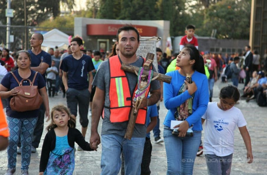 Algunos feligreses ya han pasado al menos dos noches durmiendo en las calles aledañas al tempo, pese a las bajas temperaturas que se han registrado en la capital mexicana. 
<br>