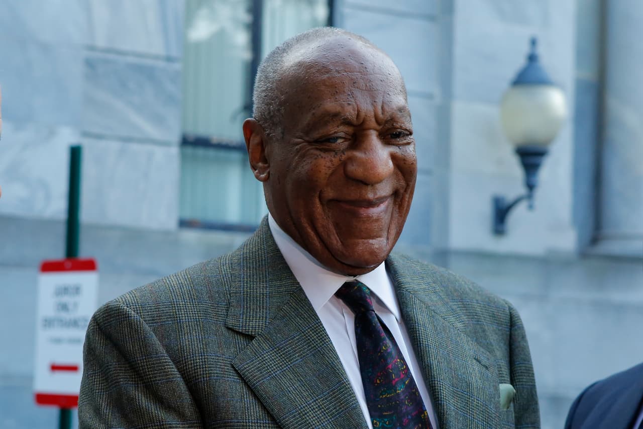 Comedian Bill Cosby pauses as he listen to his defense lawyers speak with members of the media outside the Montgomery County courthouse after attending the trial hearing in the sexual assault case against Cosby in Norristown, Pennsylvania, on November 2, 2016. / AFP / KENA BETANCUR (Photo credit should read KENA BETANCUR/AFP/Getty Images)