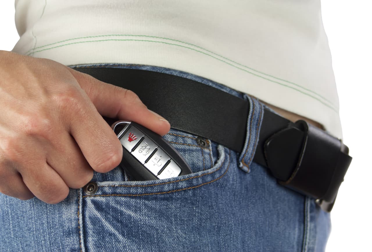 <b>Llévate las llaves del carro contigo.</b> Algunas personas deciden dejarlas en el parasol o incluso sobre uno de los neumáticos en lugar de llevárselas en el bolsillo. Desafortunadamente, esto solo lo facilita todo a los ladrones y prueba de ello es que el 72% de los autos robados en abril tenían las llaves cerca.