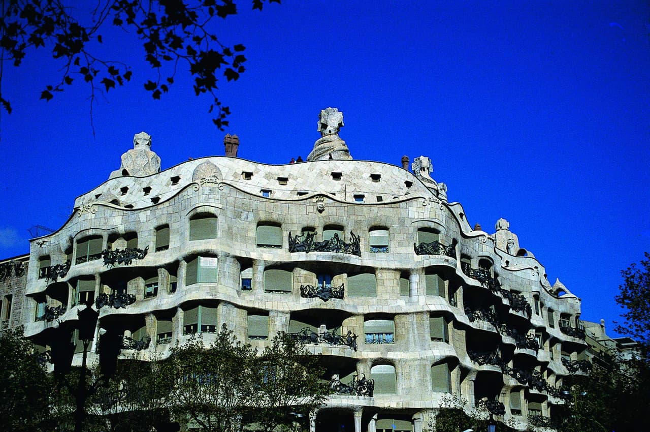 <b>Casa Milà</b>, is popularly known as ‘La Pedrera’ (the stone quarry), due to the resemblance of its façade to an open quarry. It was built between 1906 and 1912 by Antoni Gaudí (1852-1926). In 1984 was inscribed on UNESCO World Heritage List.