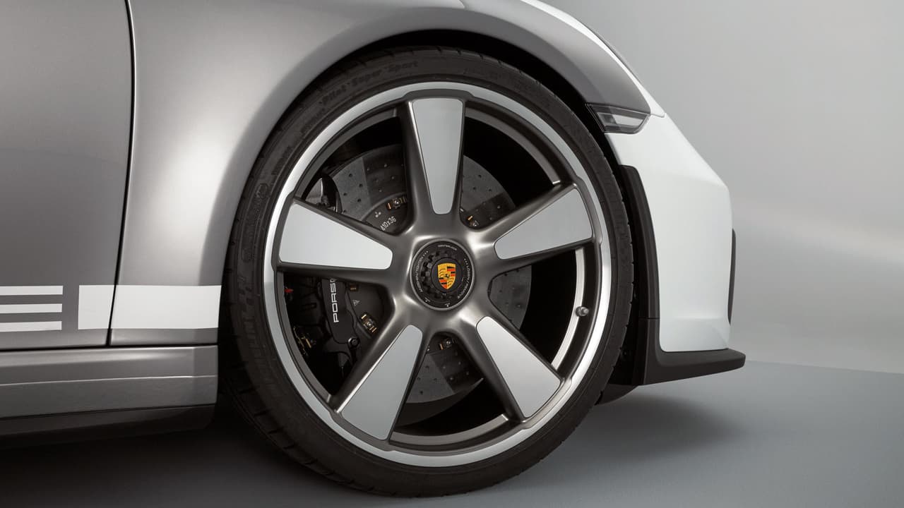 Sus ruedas de 21” fueron diseñadas por Fuchs y son fabricadas usando aluminio forjadas.