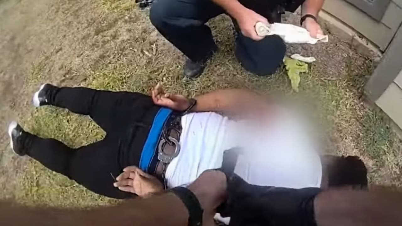 Eric Lampkin-Scarbrough, de 17 años, uno de los pasajeros del vehículo, 
<b>portaba un arma al intentar escapar</b>. Un agente disparó contra el joven, quien resultó herido. A pesar de sus lesiones, 
<b>Lampkin-Scarbrough logró huir a pie</b>, pero fue capturado más tarde. 
<b>Recibió primeros auxilios en el lugar y fue trasladado a un hospital cercano</b>, donde su condición es estable.