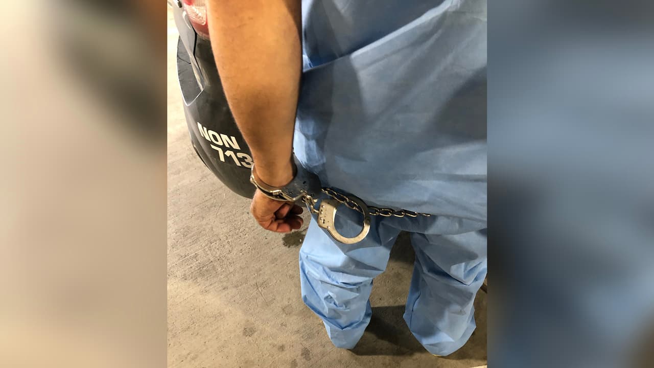 Elmer Manzano, acusado de matar a un oficial HPD, es llevado a la cárcel con las esposas de la víctima