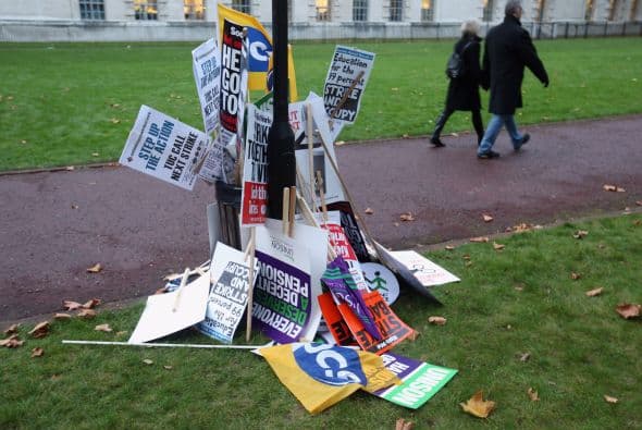 Más de la mitad de las 21,700 escuelas públicas de Inglaterra también cerraron.