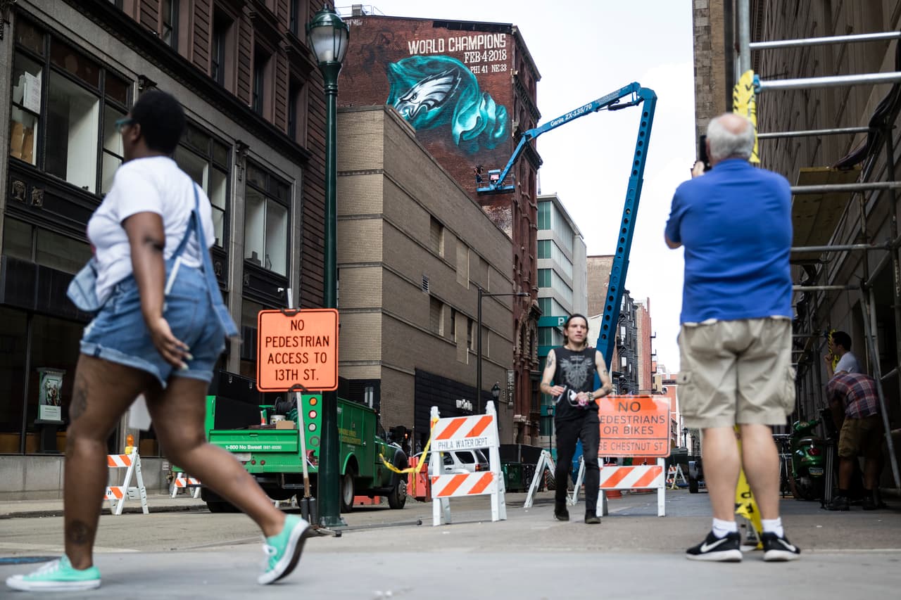 Los desprevenidos que pasan pueden ver los colores del campeón del Super Bowl, cuya pretemporada no ha sido tan satifactoria luego de apenas un triunfo en cuatro juegos.