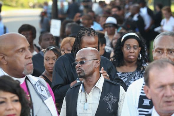 Al funeral asistió el líder de los derechos cívicos Al Sharpton, tres funcionarios de la Casa Blanca, el gobernador de Misuri, Jay Nixon, y el director de cine Spike Lee.