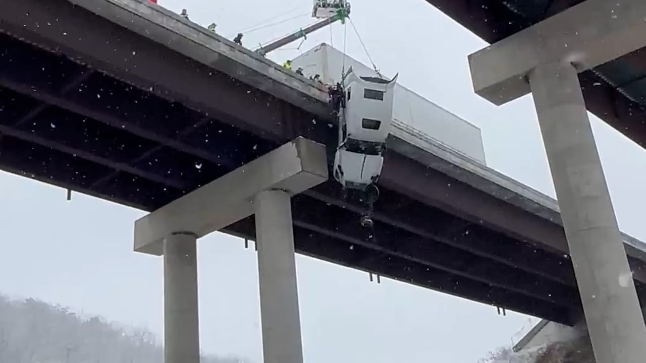 En video: El momento en que rescatan a un conductor que quedó colgando a unos 100 pies