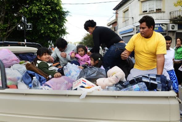 Anze, que se autodefine como 'gótica' y fue scout en su infancia, llegó en la madrugada a la Catedral de Buenos Aires, donde hasta hace un mes oficiaba misa el ahora Papa Francisco, para sumarse al operativo montado para recibir miles de donaciones por la entidad no gubernamental Red Solidaria, que luego traslada a La Plata.