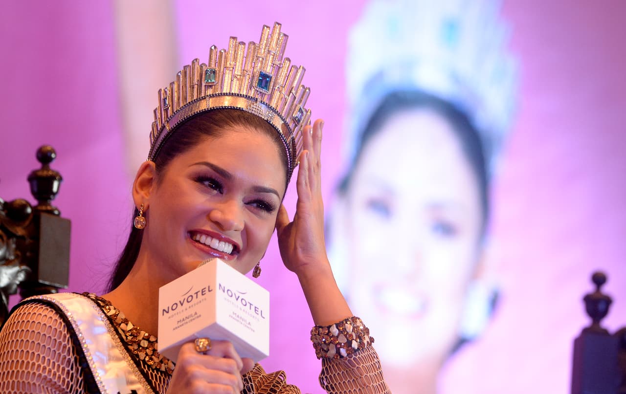 Ahora sonríe feliz con su corona.
