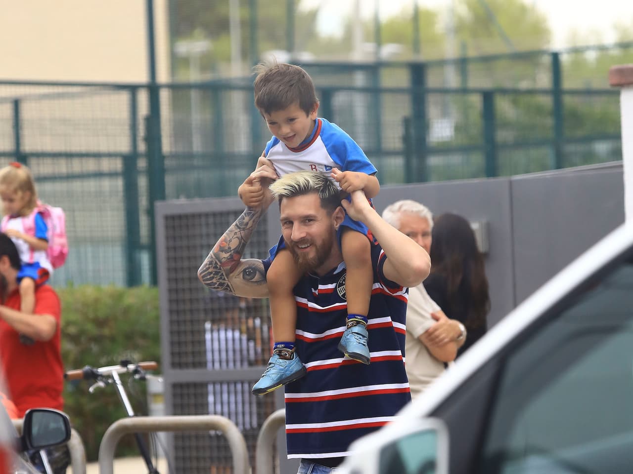 ¡Qué divertido! Messi llevó a Thiago de "caballito".
