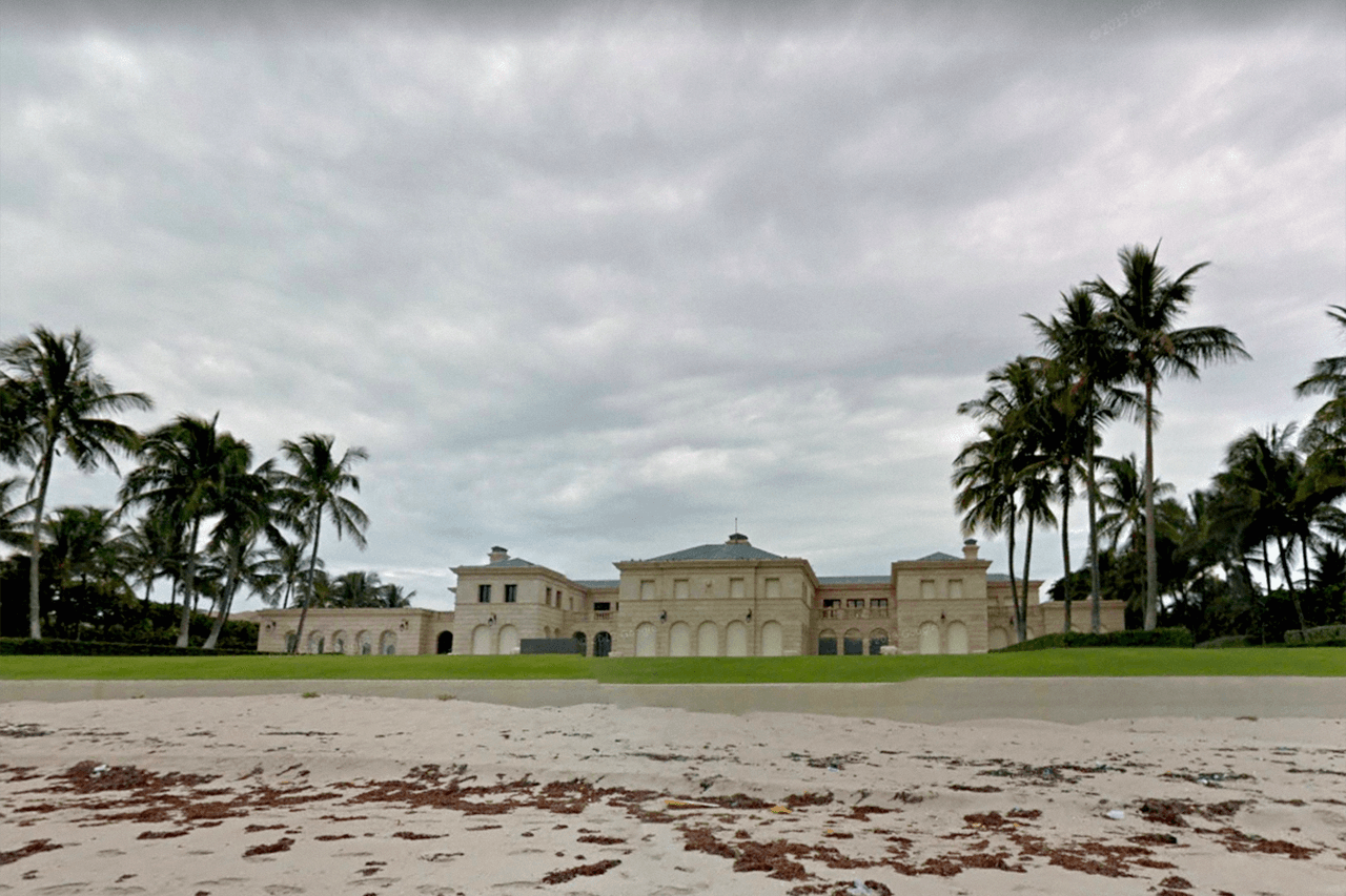 <b>Puesto 5. La Reverie, en Palm Beach, Florida: 111 millones de dólares.</b> Esta mansión fue construida en un terreno a la orilla del mar de más de 200,000 pies cuadrados. La construcción, de 70,000 pies cuadrados, tiene 11 habitaciones, 22 baños, cancha de bowling y spa. Fue comprada a finales de 2019 por
<a href="https://www.palmbeachpost.com/news/20191203/palm-beach-estate-sale-documented-at-105m-sets-island-and-likely-state-record" target="_blank">Sydell Miller, fundador de la marca de productos de belleza Matrix Essentials</a>.