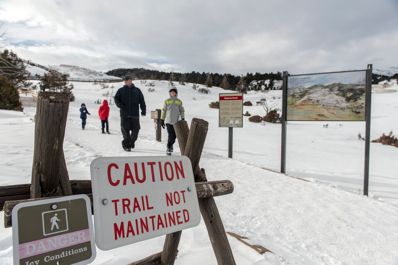 “Peligro, ruta sin mantenimiento", se lee en un cartel colocado en el Parque Nacional Yellowstone, en Wyoming.