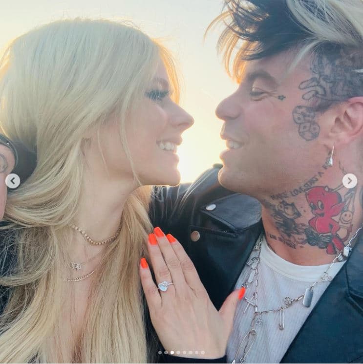 La pareja lleva alrededor de un año de noviazgo y, en el caso de Avril, este compromiso figura como el tercero de su vida. La cantante estuvo casada con Deryck Whibley (2006-2009) y con Chad Kroeger (2013-2015).