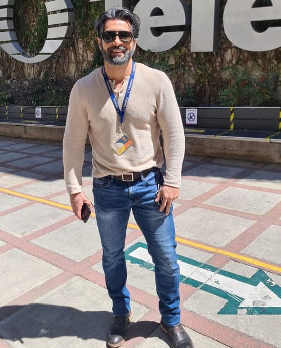 "A lo mejor ser 'sugar daddy' como tal no", aclaró, "
<b>estar con una persona mucho menor </b>que yo, pues a lo mejor sí". 
<br>