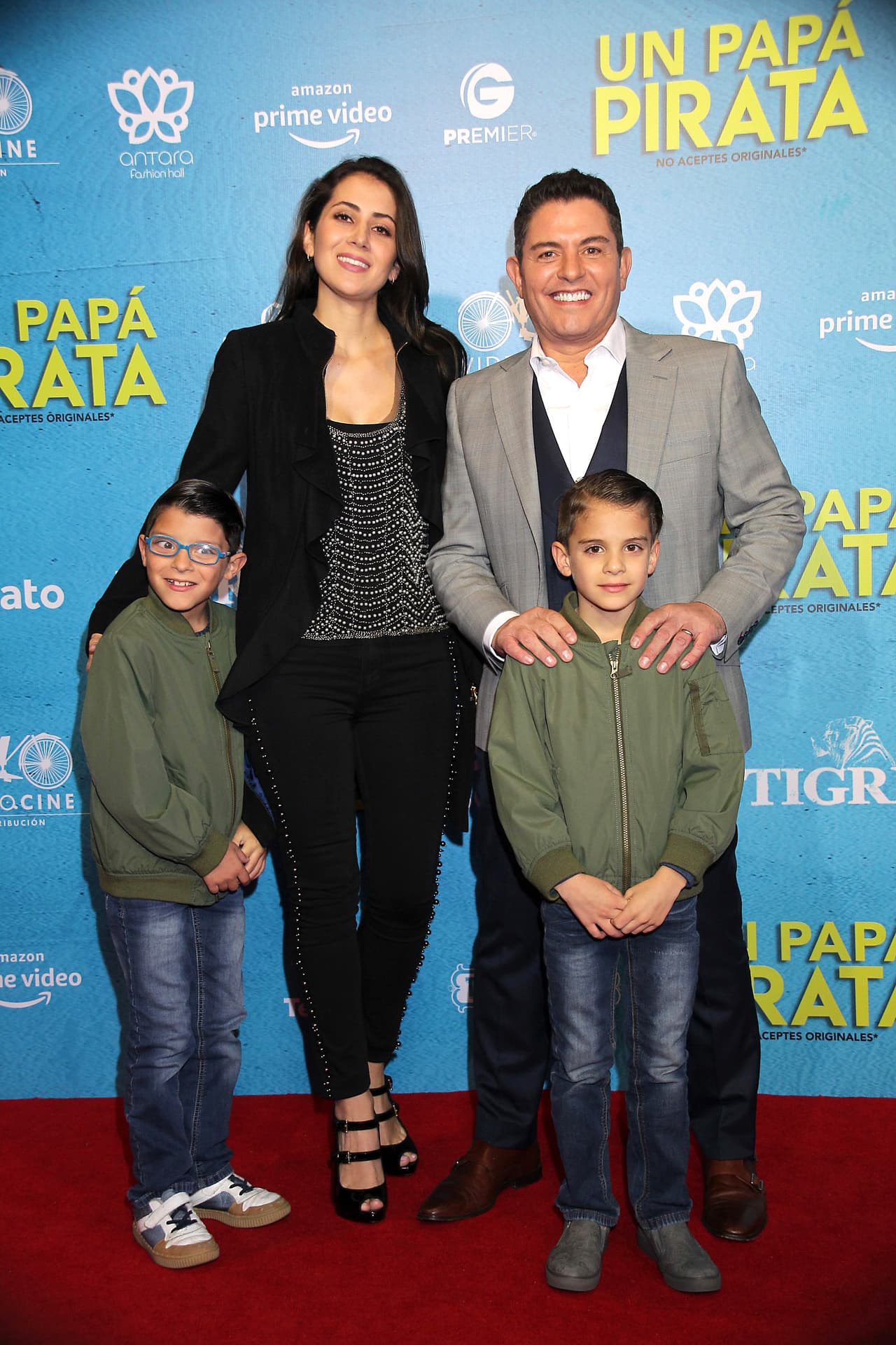 La diferencia de edad para la pareja no ha sido impedimento para ser felices, pues
<b> el actor tiene 60 años, mientras que ella 32.</b>
<br>