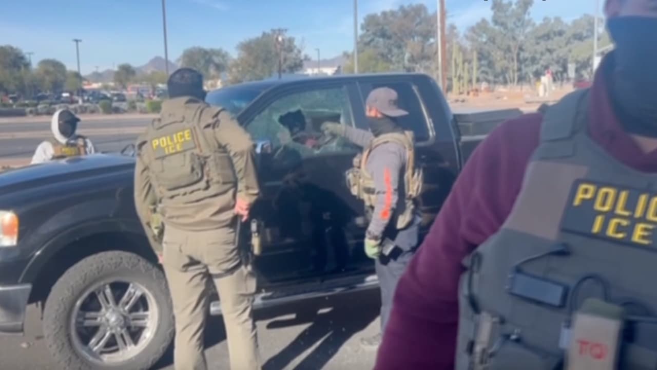 Agente de ICE rompe ventana de camioneta antes de arrestar a un hombre en Tucson