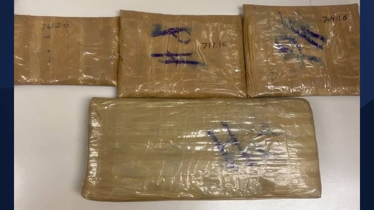 "Este es otro ejemplo del trabajo en equipo entre nosotros y otras agencias de aplicación de la ley,
<b>comprometidos a mantener las drogas peligrosas fuera de la comunidad</b>. Continuaremos nuestros esfuerzos para librar a la comunidad de las drogas ilegales”, dijo Timothy Chávez, Jefe de Policía del Departamento de Policía de Gila River.
<br>