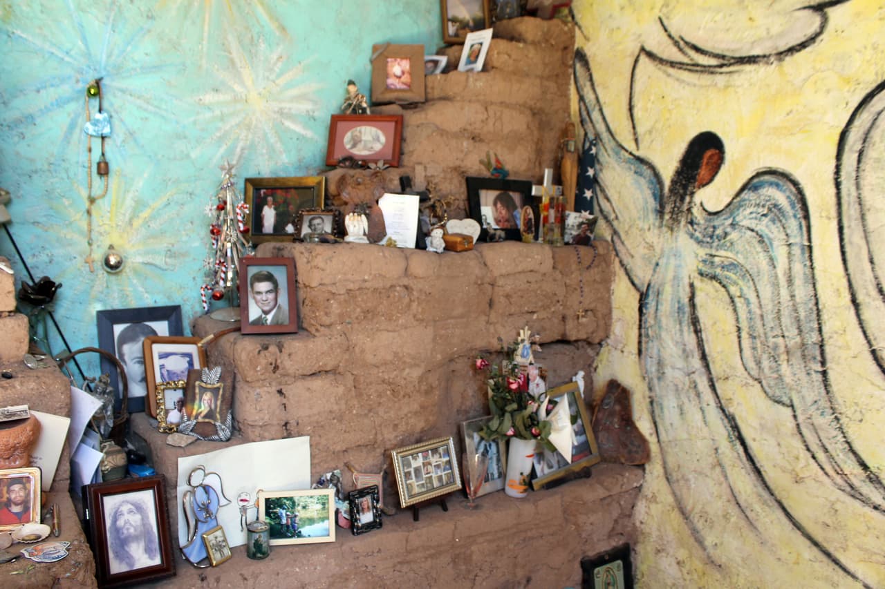 Decenas de fotos, cruces y artículos religiosos adornaban el lugar.