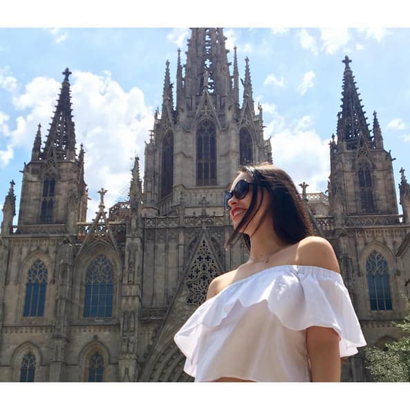 Tiene un gran estilo al vestir y por lo tanto sabe las prendas exactas que tiene que usar para viajar a lugares tan bellos como estos.