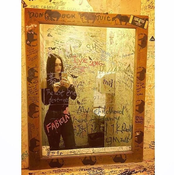 "Bathroom Selfie at @elephant.house 🐘🏡 Lugar famoso por ser donde J.k Rowling empezó a escribir Harry Potter" escribió. Para todos los fans del libro, la actriz fue la envidia por un momento y en ese lugar dejó su firma.