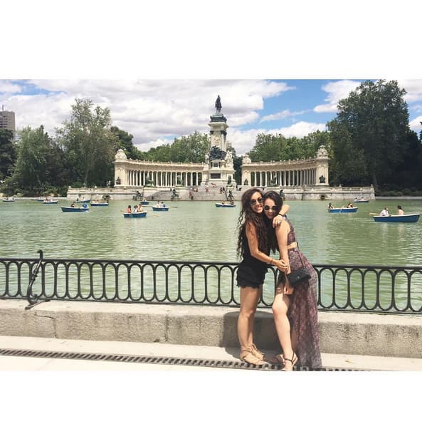 Su viaje por Europa fue toda una travesía, pero la actriz no viajó sola decidió ir con una amiga.