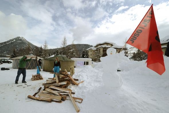 Los organizadores del movimiento de protesta construyeron un iglú en el centro de Davos y van a levantar otros para imitar el poblado de carpas erigidas frente a Wall Street en Nueva York y otras ciudades.