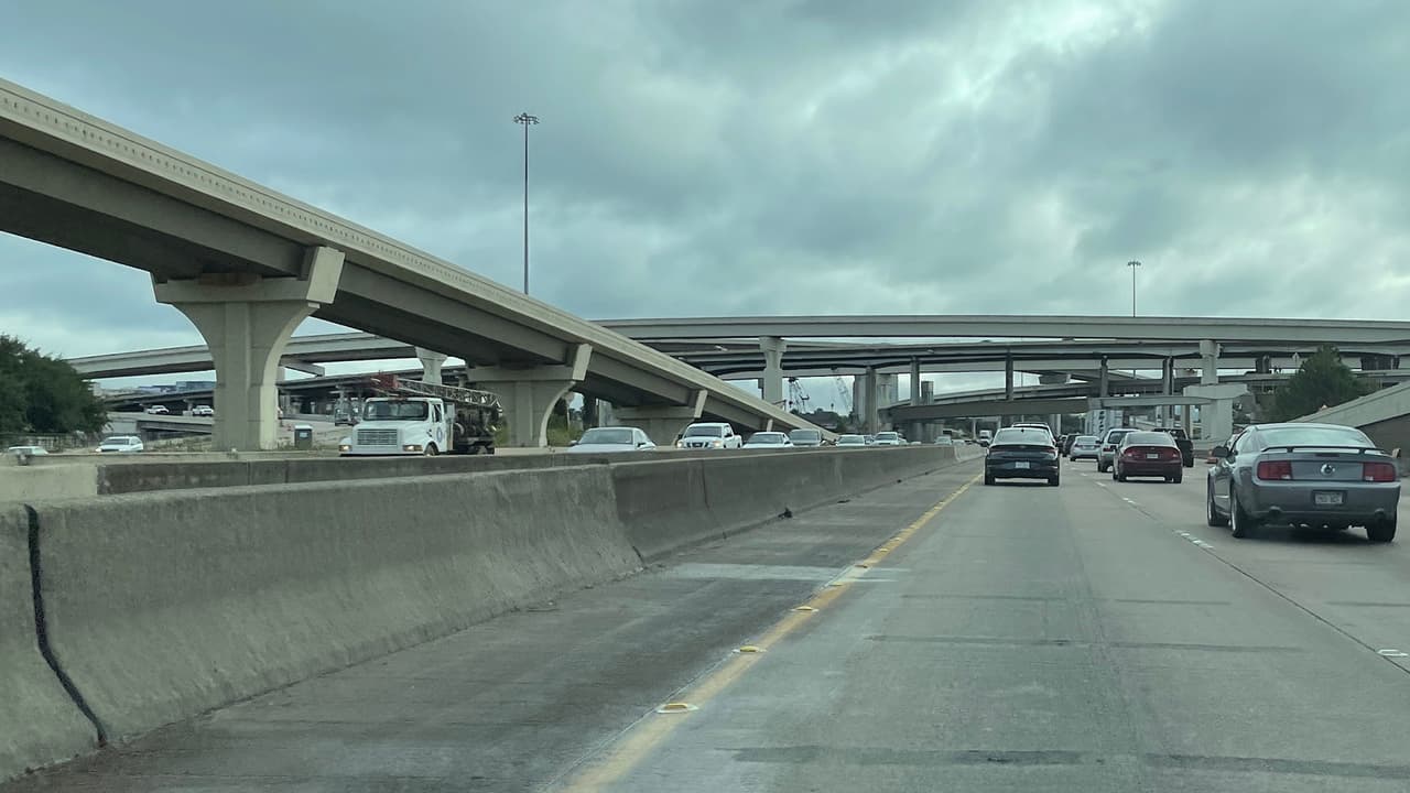 El cambiar de carril sin poner la direccional es otra de las causas por las cuales la policía de Houston emite multas a los conductores.
