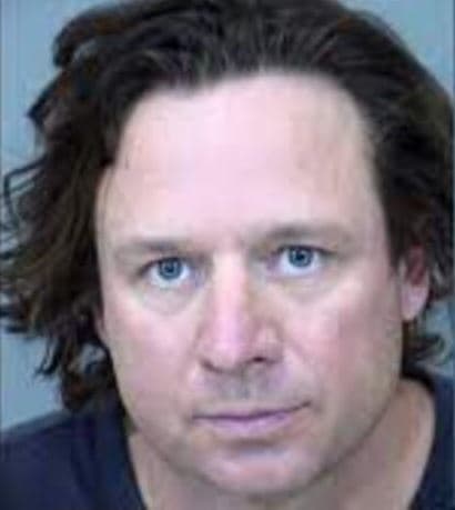 En Tempe, 
<b>dos padres en supuesto estado de ebriedad enfrentan cargos por presuntamente poner en peligro a sus hijas</b> después de chocar contra una pared. Se trata de
<b> Joshua Peper, quien está acusado de saltarse tres señales de alto</b> y chocar contra una casa cerca de Priest Drive y Ray Road la mañana del domingo 17 de abril.